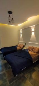 um quarto com duas camas e luzes na parede em Las Vegas House Dahab em Dahab
