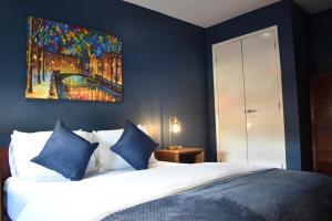 Ένα ή περισσότερα κρεβάτια σε δωμάτιο στο Stylish Peckham Apartment 10 Seconds From Station