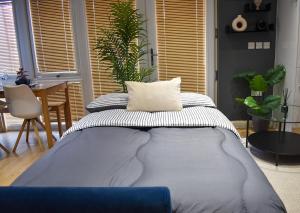 Ένα ή περισσότερα κρεβάτια σε δωμάτιο στο Stylish Peckham Apartment 10 Seconds From Station