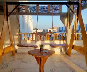 Habitación con columpios y balcón con mesa. en Las Vegas House Dahab, en Dahab