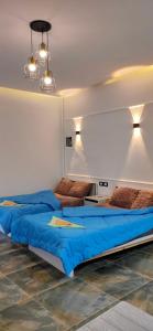duas camas num quarto com lençóis azuis em Las Vegas House Dahab em Dahab