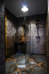 La salle de bains est pourvue d'une douche avec une porte en verre. dans l'établissement Apartament ZłotyPociąg przy Zamkowej w Wałbrzychu, à Wałbrzych