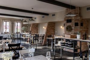 Reštaurácia alebo iné gastronomické zariadenie v ubytovaní Hotel Tanzberg Mikulov