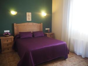 - une chambre avec un lit violet et 2 oreillers dans l'établissement Villa Romana- hasta 24 personas, à Don Álvaro