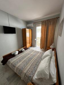 Postel nebo postele na pokoji v ubytování Olympic Beach Rooms