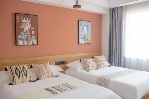 Postel nebo postele na pokoji v ubytování Yiwu Holly Hotel