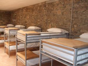 una fila di letti a castello in una camera di Obradoiro a Sarria