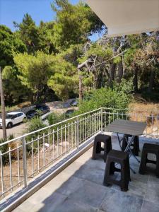 En balkong eller terrass på Sunlit Shores Apartment
