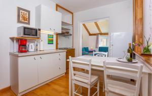 Kuchyňa alebo kuchynka v ubytovaní 1 Bedroom Cozy Apartment In Krk
