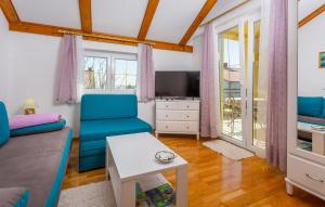 Televízia a/alebo spoločenská miestnosť v ubytovaní 1 Bedroom Cozy Apartment In Krk