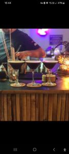een tafel met twee martini glazen erop bij Tiki Tribe Bar & Hostel in Ko Tao