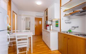 Kuchyňa alebo kuchynka v ubytovaní 1 Bedroom Cozy Apartment In Krk