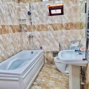 een badkamer met een bad, een toilet en een wastafel bij Villa in Baku in Baku