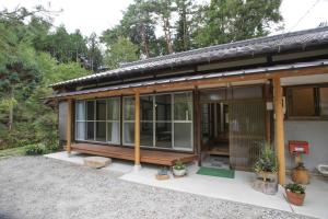a small house with glass doors and plants at あんばええ 