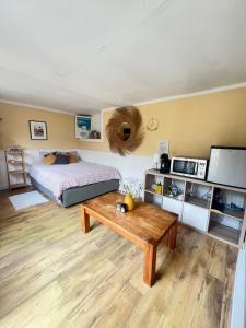 Schlafzimmer mit einem Bett und einem Couchtisch in der Unterkunft Maisonnette avec escalier in Menton
