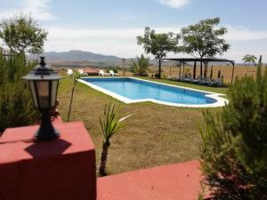 - une piscine au milieu d'une cour dans l'établissement Villa Romana- hasta 24 personas, à Don Álvaro