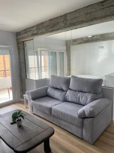 sala de estar con sofá y mesa en Monte y mar Albufereta, en Alicante