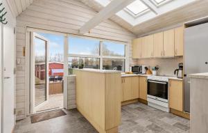 Dapur atau dapur kecil di 2 Bedroom Beach Front Home In Otterup