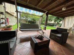 una veranda riparata con sedie e tavolo di A Casa del Ferdy a Caserta