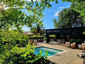 uma vista para a piscina da casa de hóspedes em Brenaissance Wine & Stud Estate em Stellenbosch