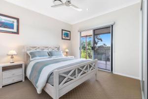 AVALON 5 STAR LUX 4 Bedroom home Kingfisher Bay Fraser Island 8 GUEST tesisinde bir odada yatak veya yataklar