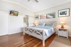 Krevet ili kreveti u jedinici u objektu AVALON 5 STAR LUX 4 Bedroom home Kingfisher Bay Fraser Island 8 GUEST