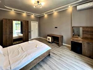 sypialnia z dużym łóżkiem i telewizorem w obiekcie Gabala Villa Premium w mieście Küsnǝt