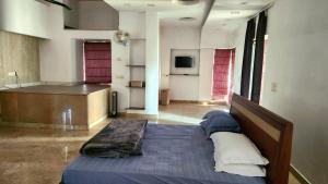 um quarto com uma cama e uma televisão em THE KALYANESHWAR DIXIT HOTELS & RESORTS em Karnal