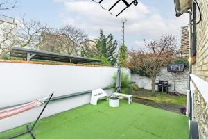 a patio with a bench on the side of a building at Maison Familiale proche sites JO 2024 in Nanterre