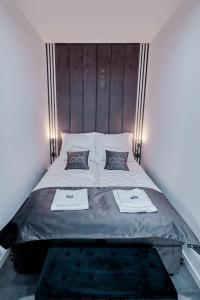 een slaapkamer met een groot bed en 2 handdoeken bij Apartament Sztuk Pięknych 14 in Piła