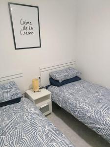 twee bedden naast elkaar in een slaapkamer bij Chillax Villamartin in Alicante
