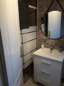 een badkamer met een wastafel en een spiegel bij Chillax Villamartin in Alicante