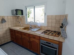 Η κουζίνα ή μικρή κουζίνα στο Maison Cécilia vue sur les saintes +16 φωτογραφίες