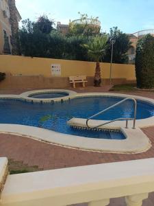 een zwembad met een glijbaan in het midden bij Chillax Villamartin in Alicante