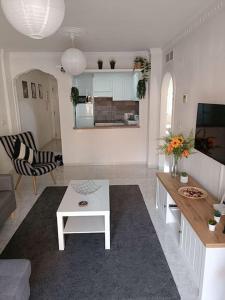 een woonkamer met een bank en een tafel bij Chillax Villamartin in Alicante