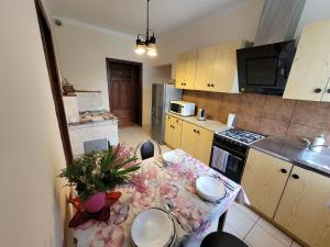 una cocina con mesa y mantel. en Ogrodzieniec Pokoje 59, en Ogrodzieniec