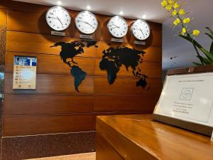 a wall with clocks on a wall at Vista Azul Apart Hotel - Vista Pinheiros in Pedra Azul +26 photos