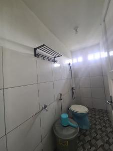 a small bathroom with a toilet in a room at Rumah Pemandangan Lembah & Pegunungan tepi Jalan Raya in Banyumas