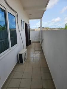 balcón con TV y ventana en Appartement de luxe, en Cotonou