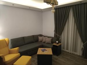 uma sala de estar com um sofá e uma mesa em The Boutique Hotel Amman em Amã