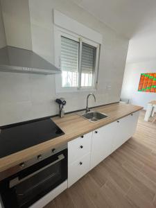 eine Küche mit einer Spüle und einer Arbeitsplatte in der Unterkunft Apartamento cerca de la playa in Vinarós
