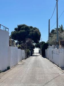 an empty street next to a white fence at Apartamento cerca de la playa in Vinarós