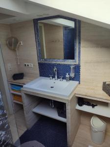 uma casa de banho com um lavatório e um espelho em Ferienwohnung Schmidt em Bayerisch Eisenstein