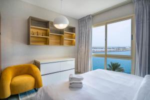 Katil atau katil-katil dalam bilik di Water surrounded beautiful 2BR apartment