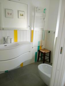 ein Badezimmer mit einem Waschbecken, einer Badewanne und einem WC in der Unterkunft I MUSETTI in Genua