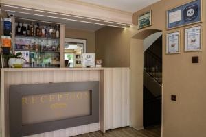 un bar con una señal de recepción y una escalera en Jeweller Hotel en Ruse
