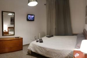 1 dormitorio con cama, tocador y espejo en Apartamento Turístico Zaragoza en Zaragoza