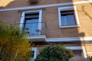 un edificio con balcone e finestra di Apartamento Turístico Zaragoza a Saragozza