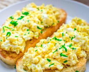 two pieces of bread with macaroni and cheese on a plate at JASMINE CORAL JAY Boutique Boatel Ocean Village in Gibraltar