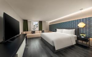 Postel nebo postele na pokoji v ubytování JingLai Bushe Hotel Bund Nanjing West Road Shanghai + 37 fotografií